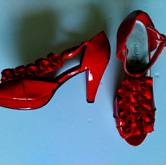 TrendZone Size 8 Red Heels - Picture 2 of 4